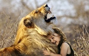 תמונה של ילדה עם אריה בטיול ספארי באפריקה עם ילדים